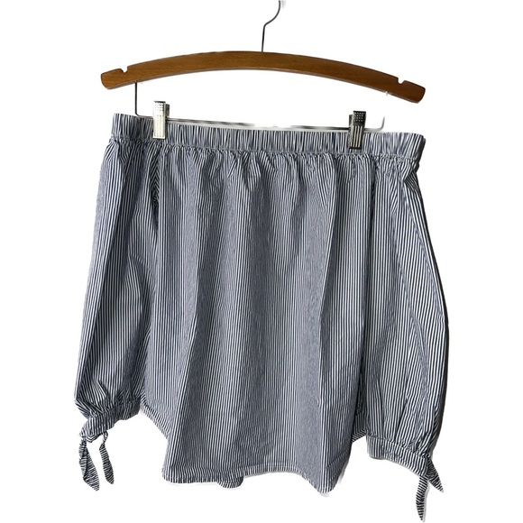 ABERCROMBIE & FITCH BLUE AND WHITE TOP C5 - Picture 1 of 5